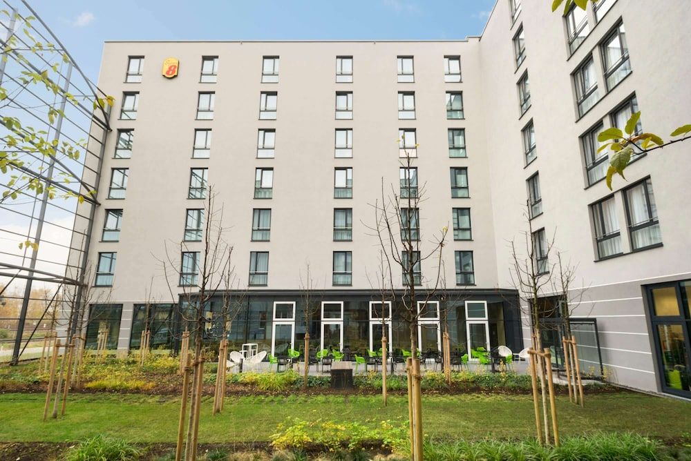 undefined Super 8 by Wyndham Munich City West 4