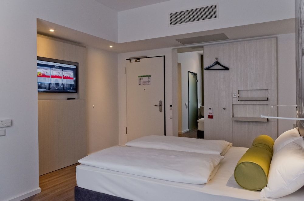 Super 8 by Wyndham Munich City West Standard Double Room 2