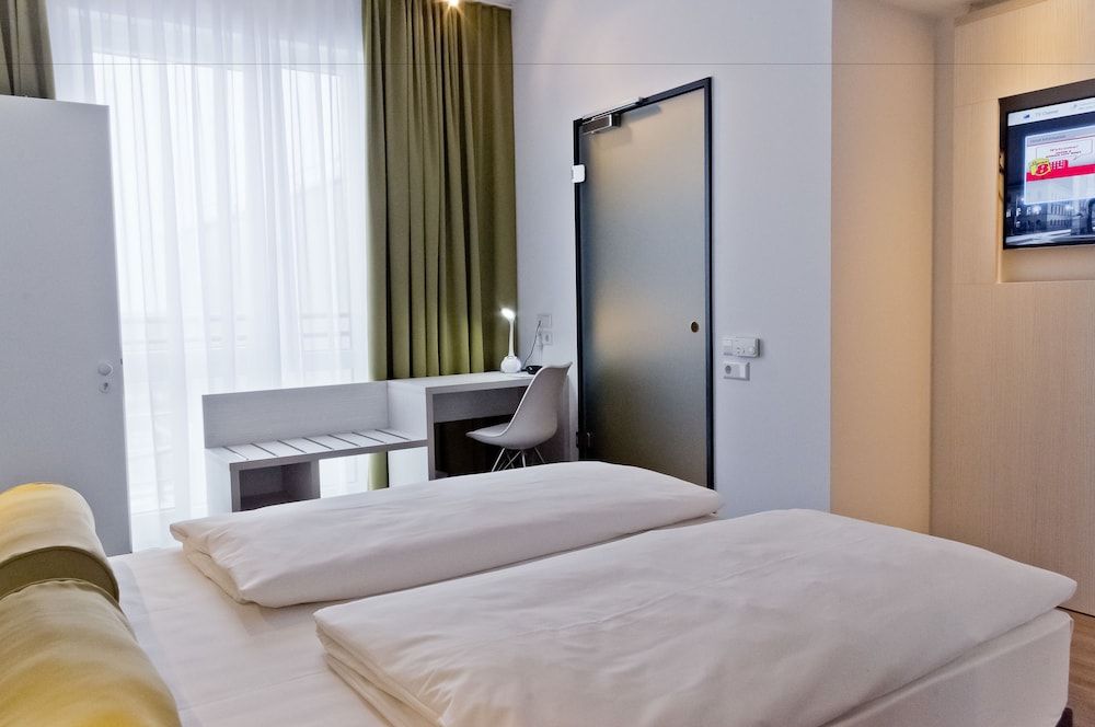 Super 8 by Wyndham Munich City West Standard Double Room 8