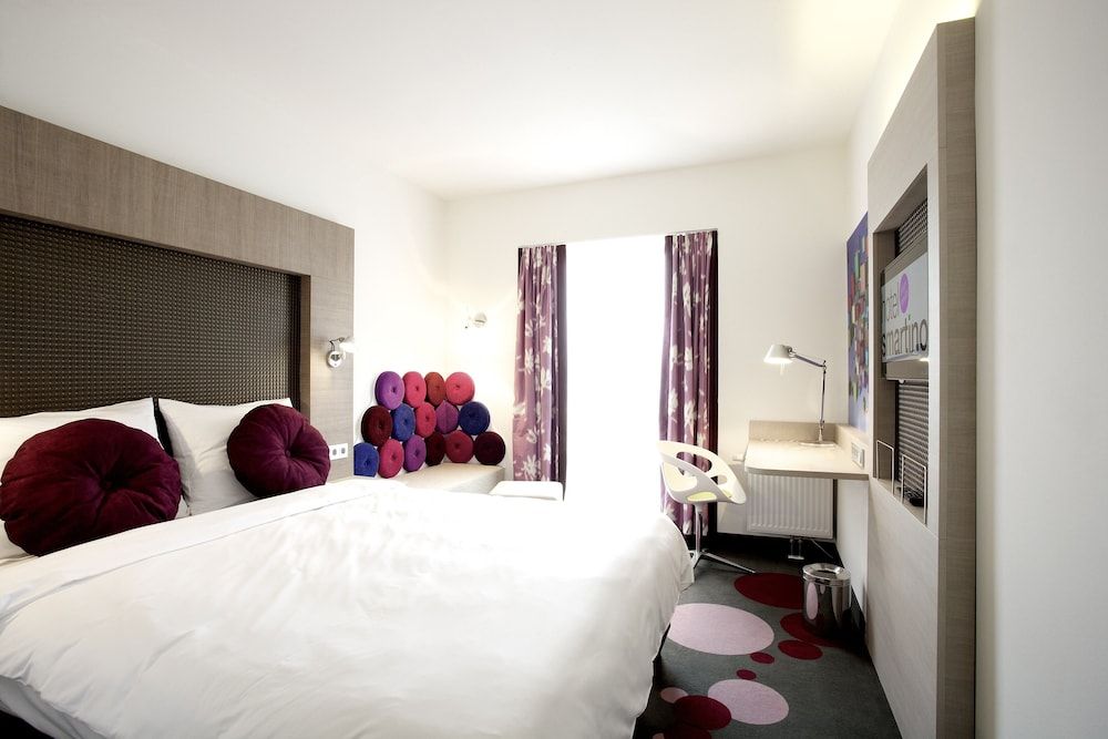 Smart room with twin bed