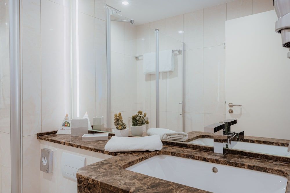 AdvaStay by KING's Comfort Double Room 9