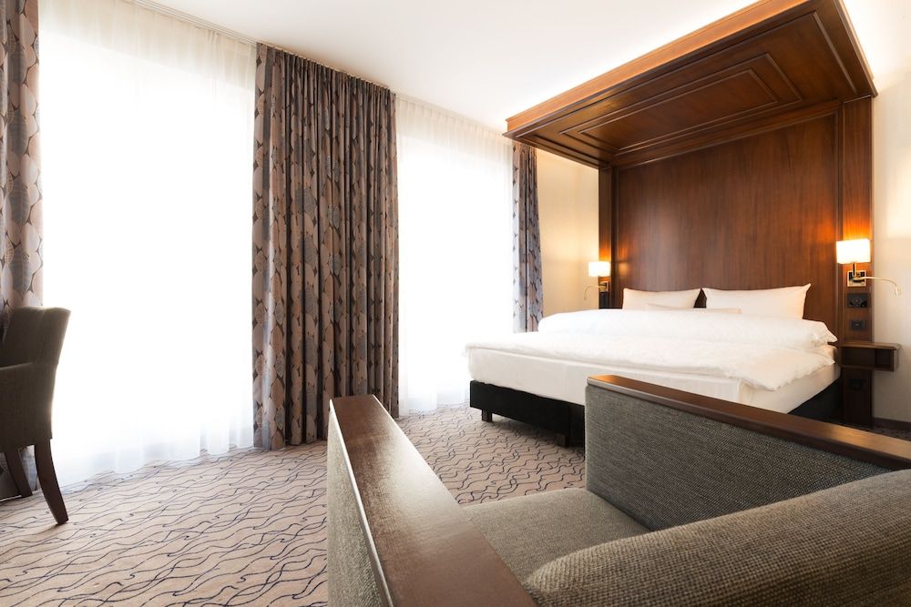 undefined AdvaStay by KING's 5