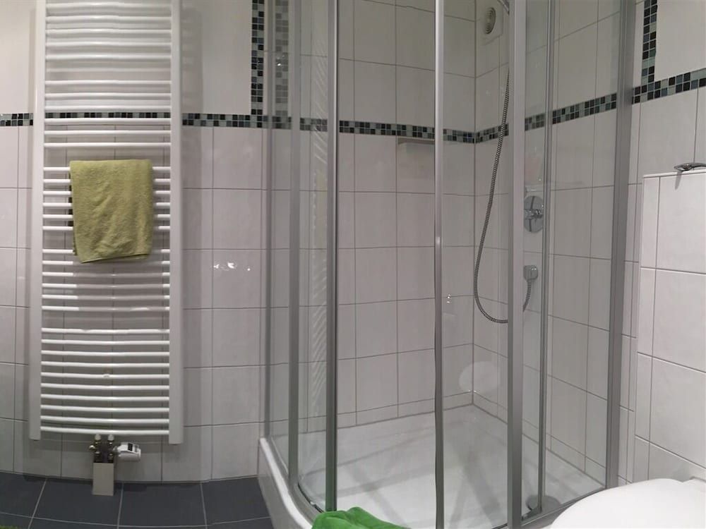 Messezimmer4u Double Room, Private Bathroom (Doppel getrennte Betten) 7