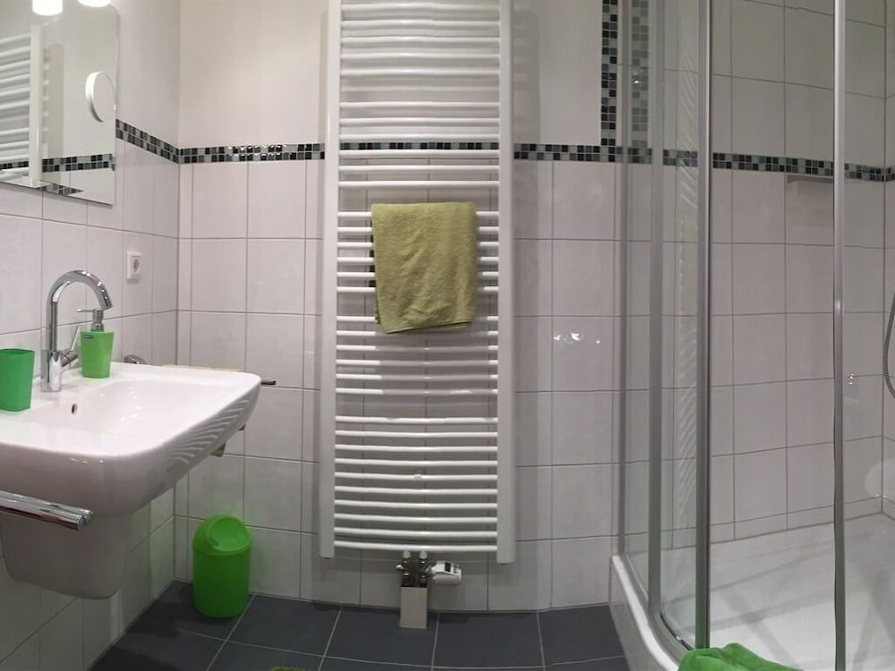 Messezimmer4u Double Room, Private Bathroom (Doppel getrennte Betten) 8