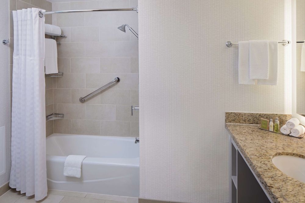 undefined DoubleTree by Hilton Chicago - Magnificent Mile 7