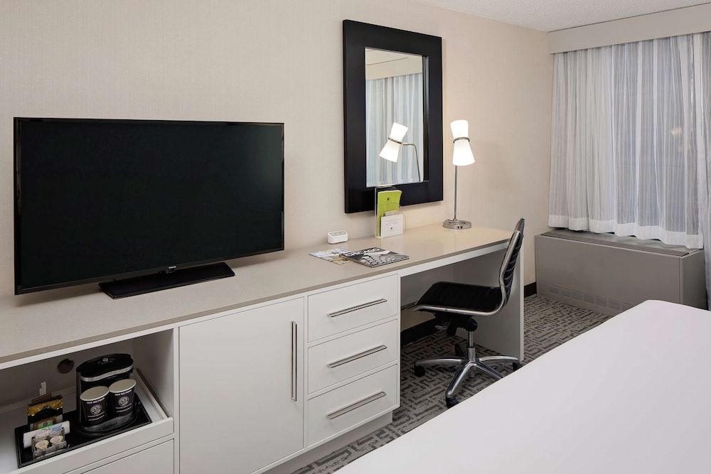 undefined DoubleTree by Hilton Chicago - Magnificent Mile 8