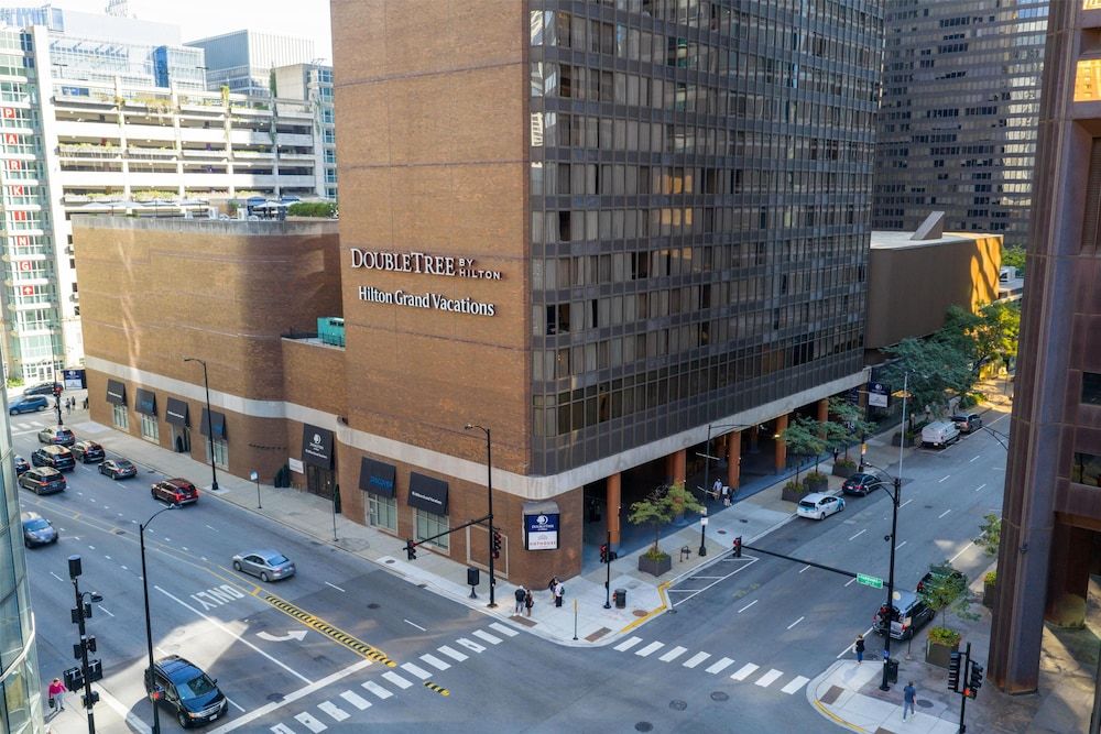 undefined DoubleTree by Hilton Chicago - Magnificent Mile 3