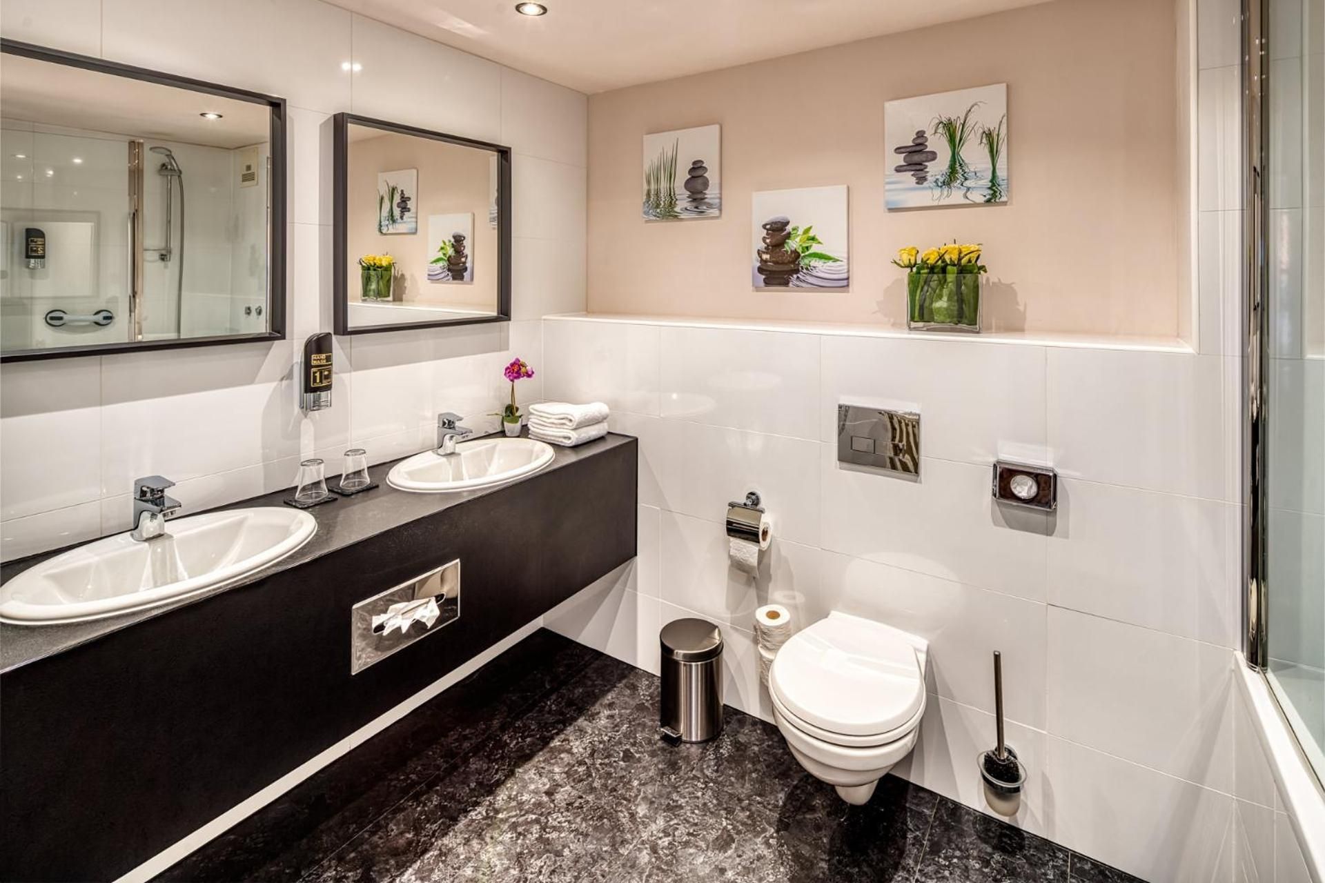 One-Bedroom Junior King Suite with Balcony and Fireplace