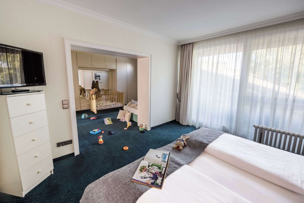 Family Room, Multiple Beds, Lake View