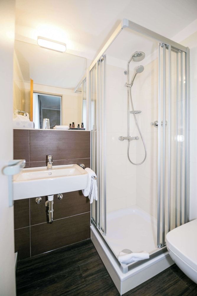 Best Western Hotel Airport Düsseldorf - Ratingen Comfort Room, 1 Queen Bed 6