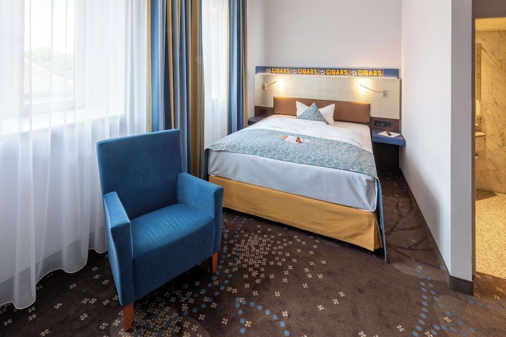 Comfort Room, 1 Queen Bed, Courtyard Area