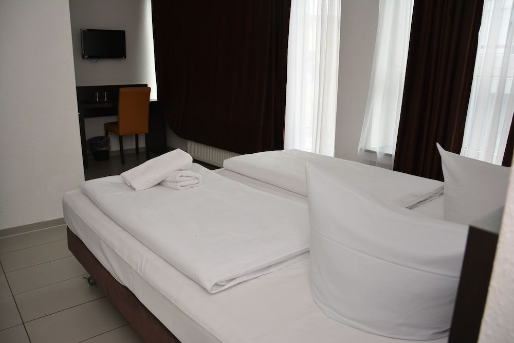 Mosel Hotel Frankfurt Standard Double or Twin Room 2