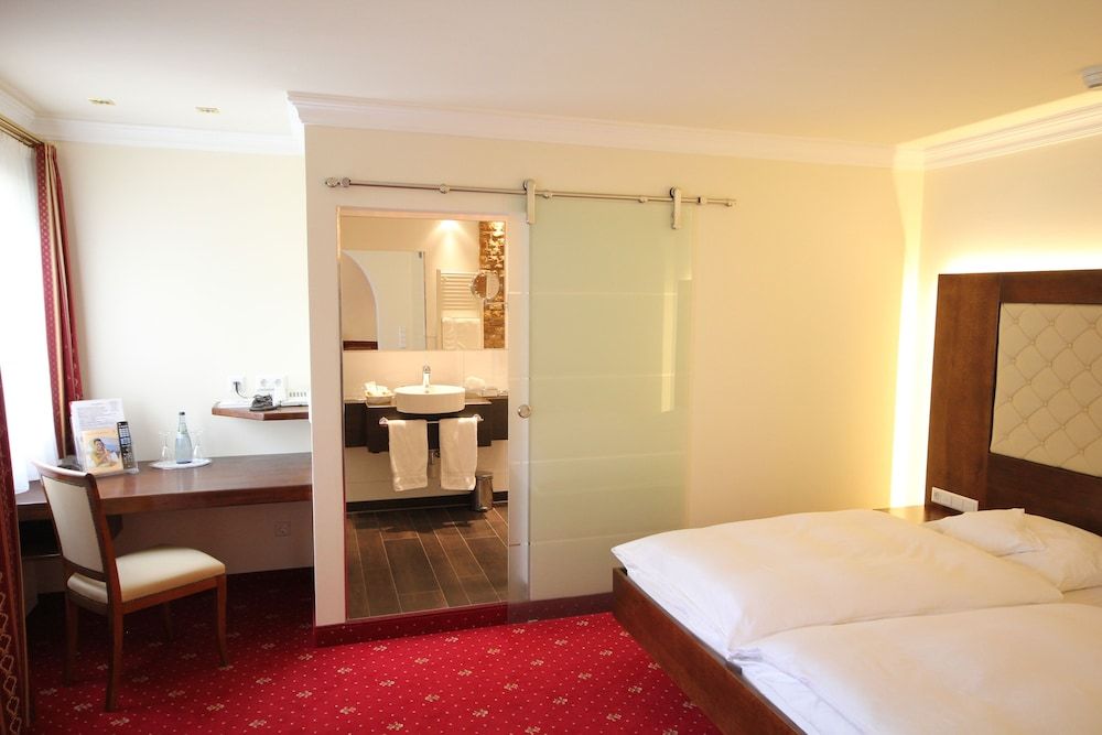 Zur Weinsteige Junior Suite (Main Building) 6