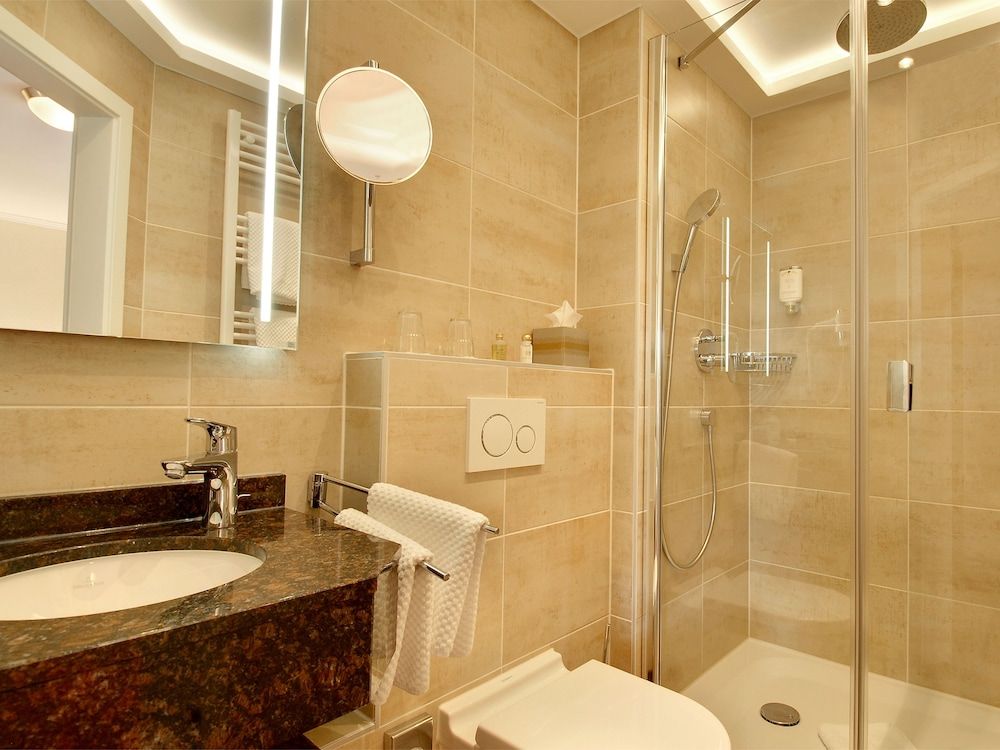 Hotel Kriemhild am Hirschgarten Comfort Double Room 9