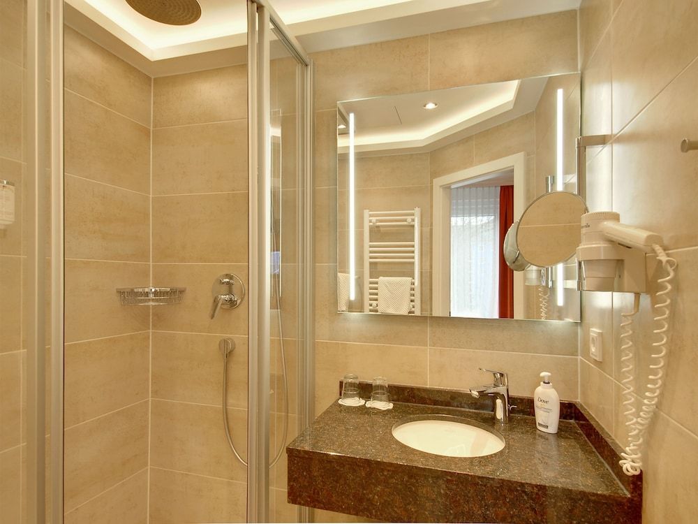 Hotel Kriemhild am Hirschgarten Comfort Double Room 12