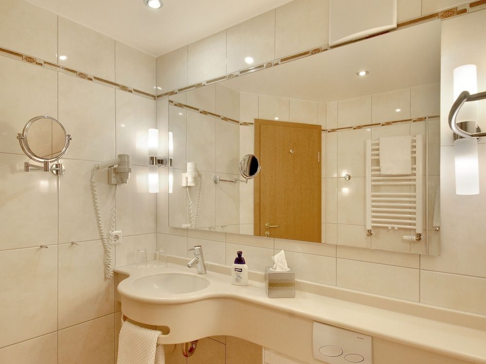 Hotel Kriemhild am Hirschgarten Comfort Double Room 11