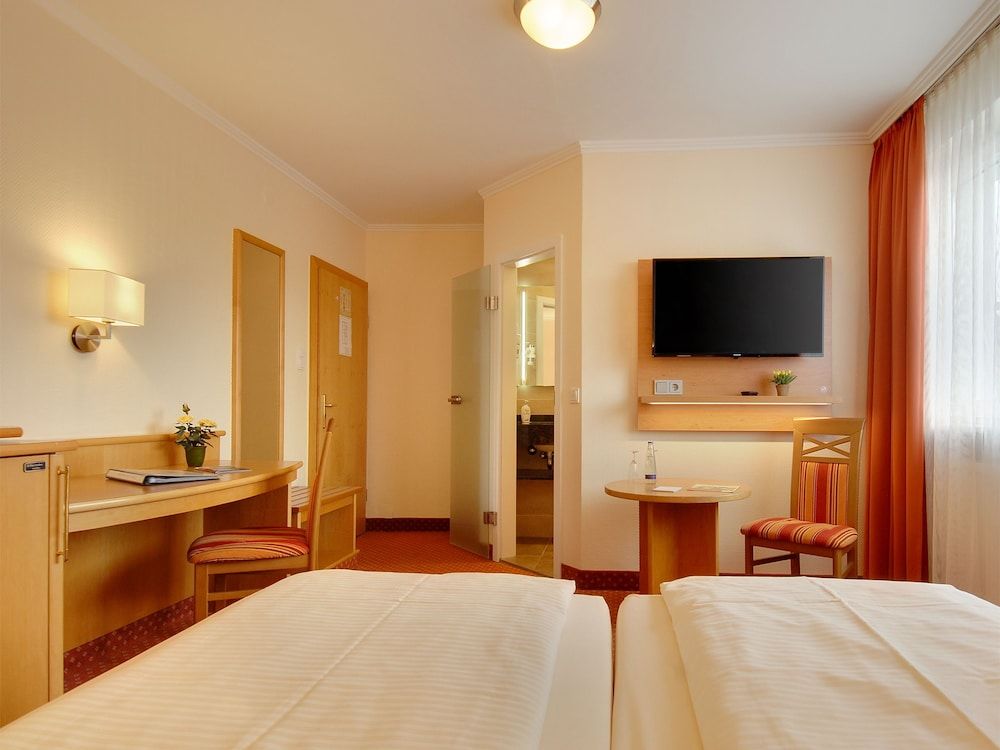 Hotel Kriemhild am Hirschgarten Comfort Double Room 8