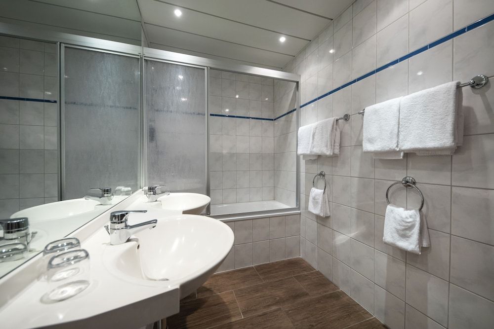 Michel Hotel Hodenhagen Family Room 9