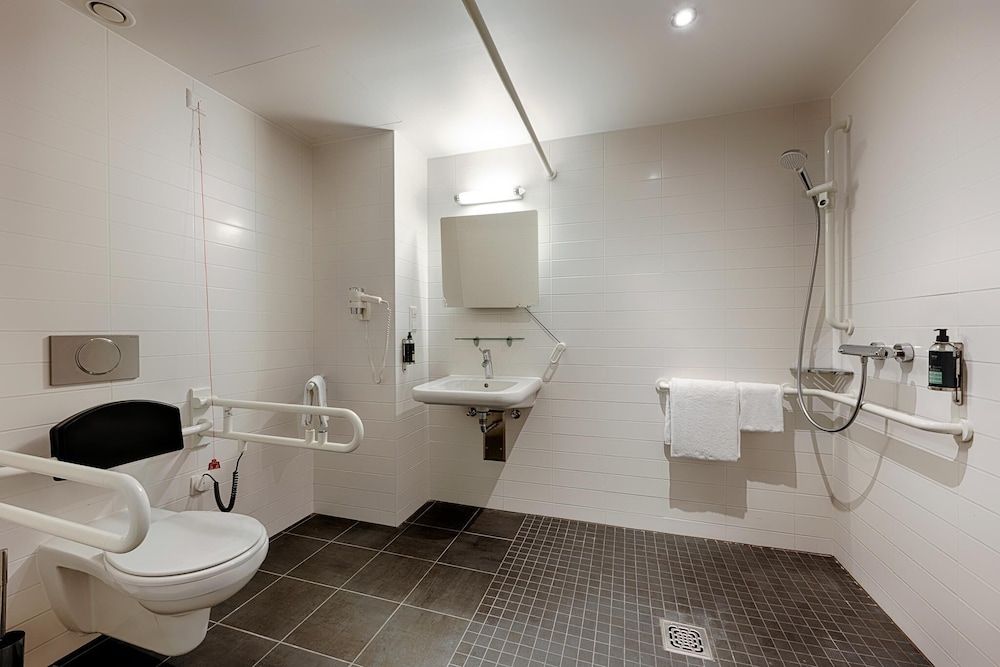 Double Room, Roll-in Shower