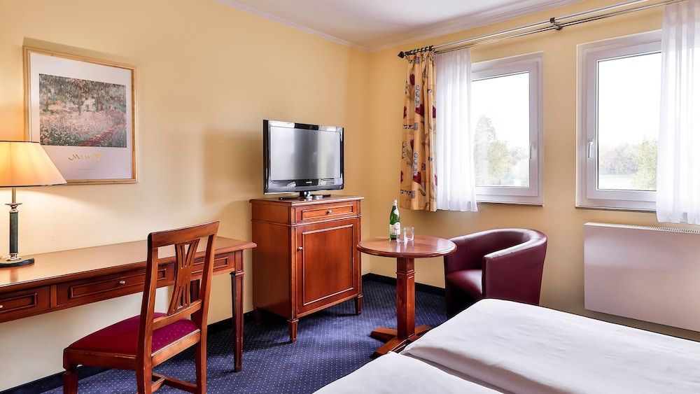 Dorint Marc Aurel Resort Bad Goegging Standard Room with queensize Bed 3