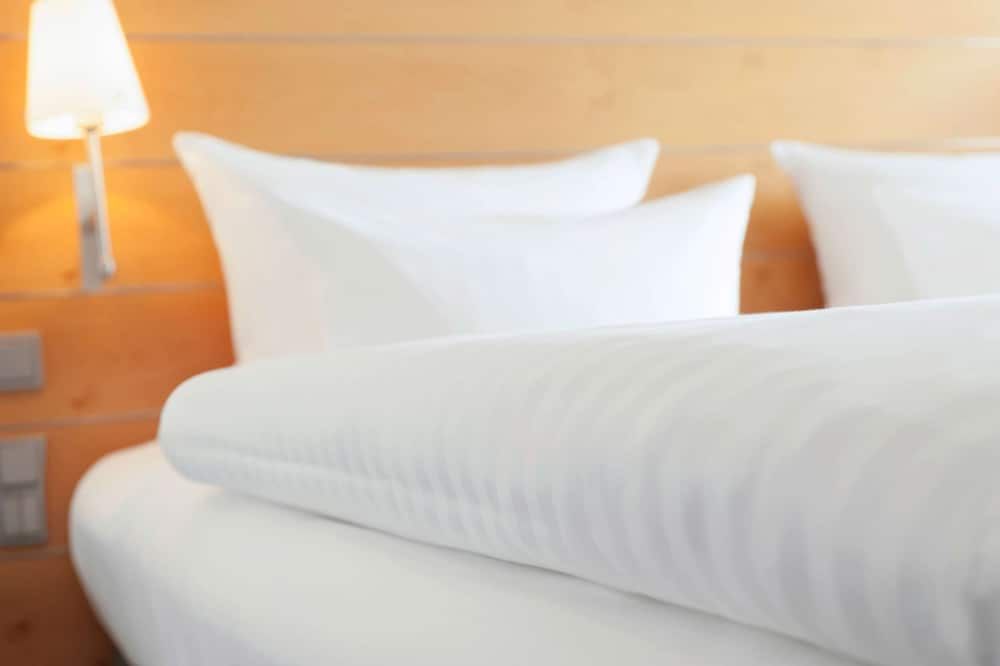 Dorint Marc Aurel Resort Bad Goegging Standard Room with queensize Bed 4