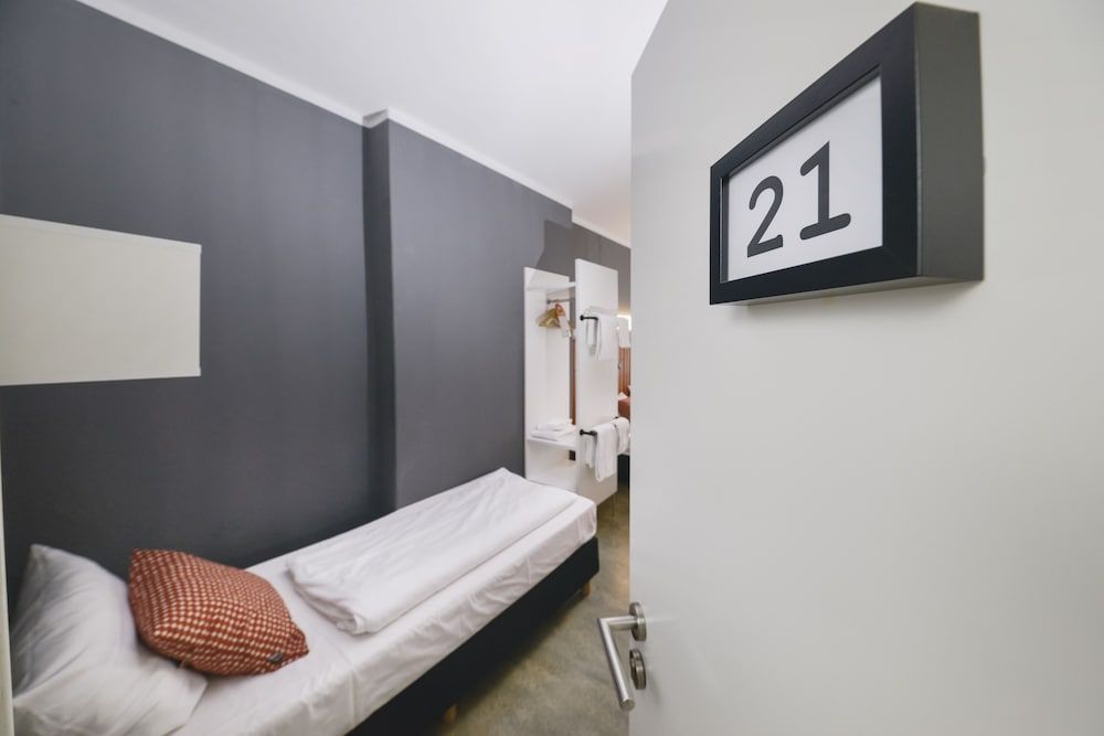 Old Town Hostel Berlin Triple Room, Shared Bathroom 9