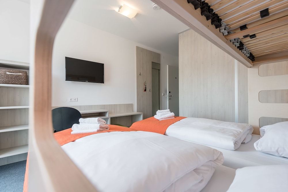 Motel Einstein Erding Twin Room with bunkbed