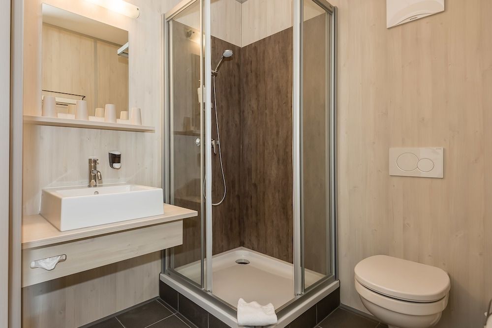 Motel Einstein Erding Twin Room with bunkbed 4