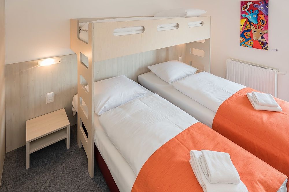 Motel Einstein Erding Twin Room with bunkbed 2
