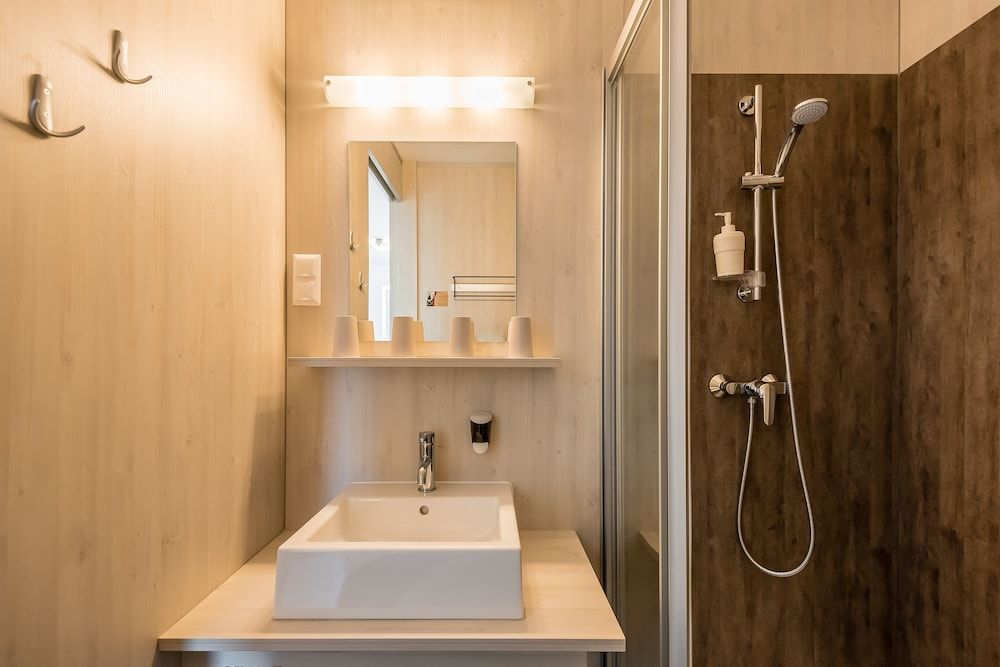 Motel Einstein Erding Twin Room with bunkbed 5