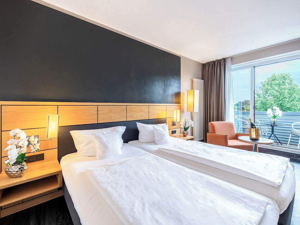 Comfort Room, 1 Double Bed, Balcony (Converts to 2 Twin Beds;Larger Room)