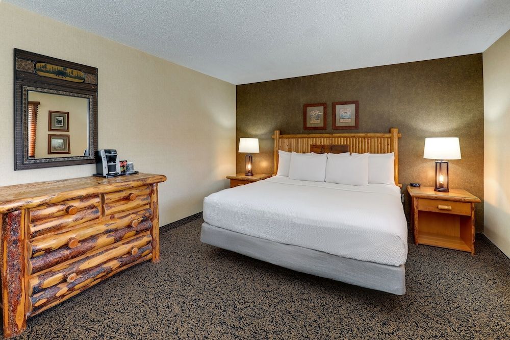 Stoney Creek Inn Galena Theme Suite with Whirlpool 4