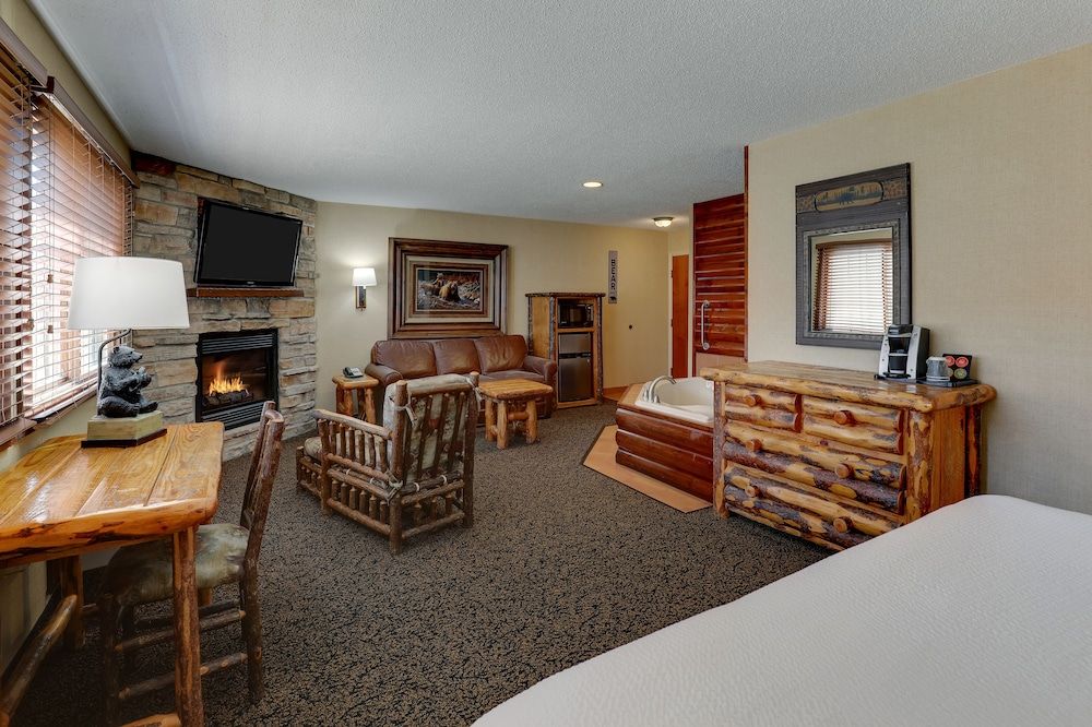 Stoney Creek Inn Galena Theme Suite with Whirlpool 2