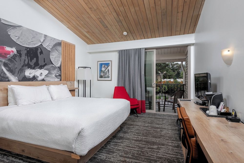 Ramada by Wyndham Santa Barbara Room, 1 King Bed, Non Smoking 2