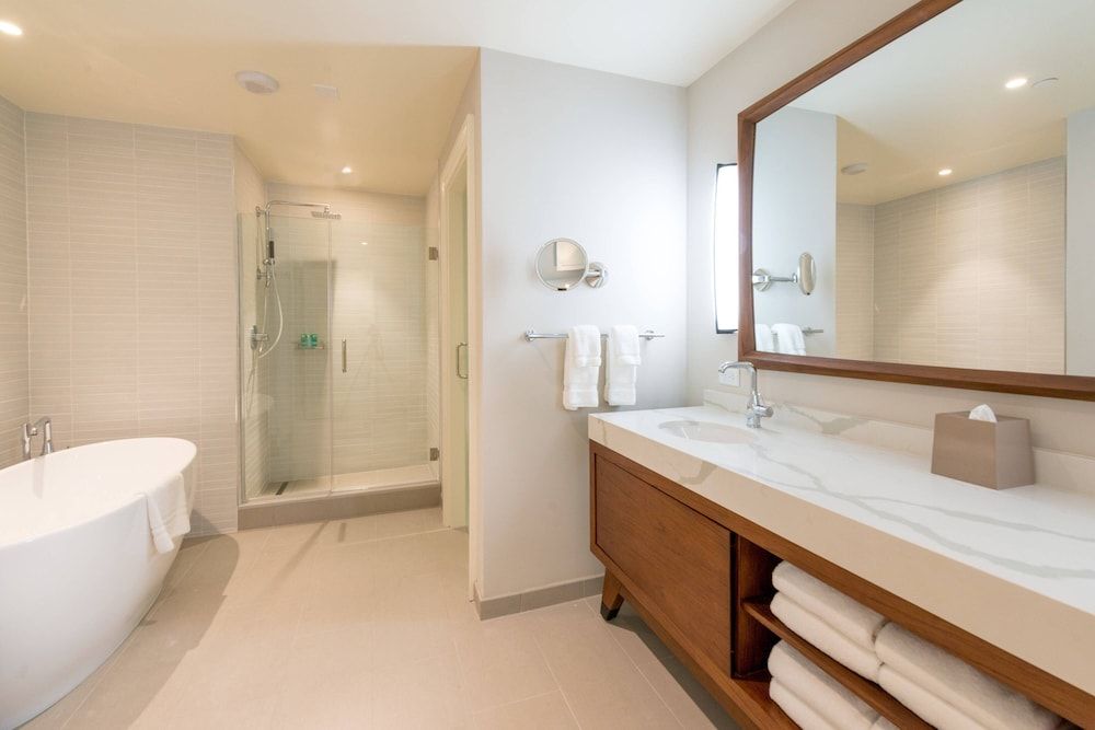 Premier Ocean Suite, 1 Bedroom, 1 King, Ocean View, High floor, Balcony
