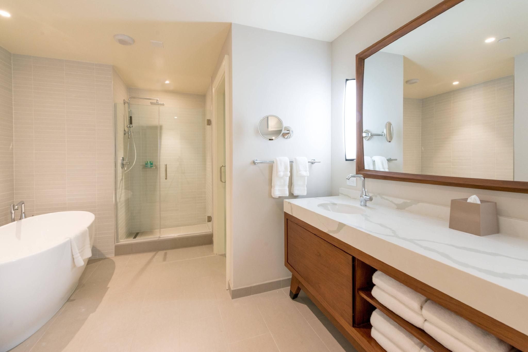 Premier Ocean Suite, 1 Bedroom Suite, 1 King, Ocean view, High floor, Balcony
