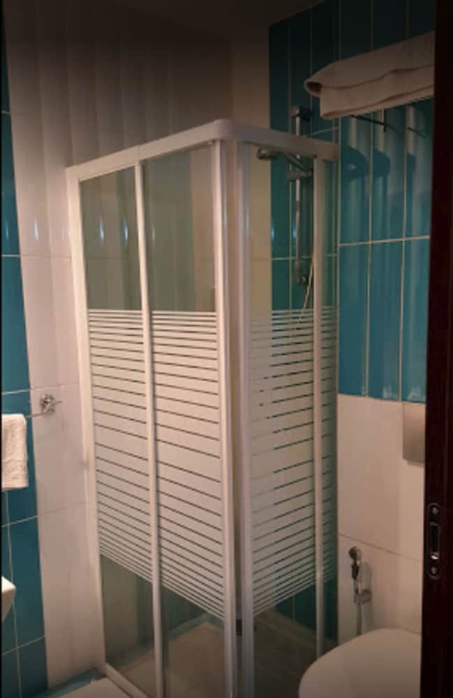 Clean Hotel Standard Room 5