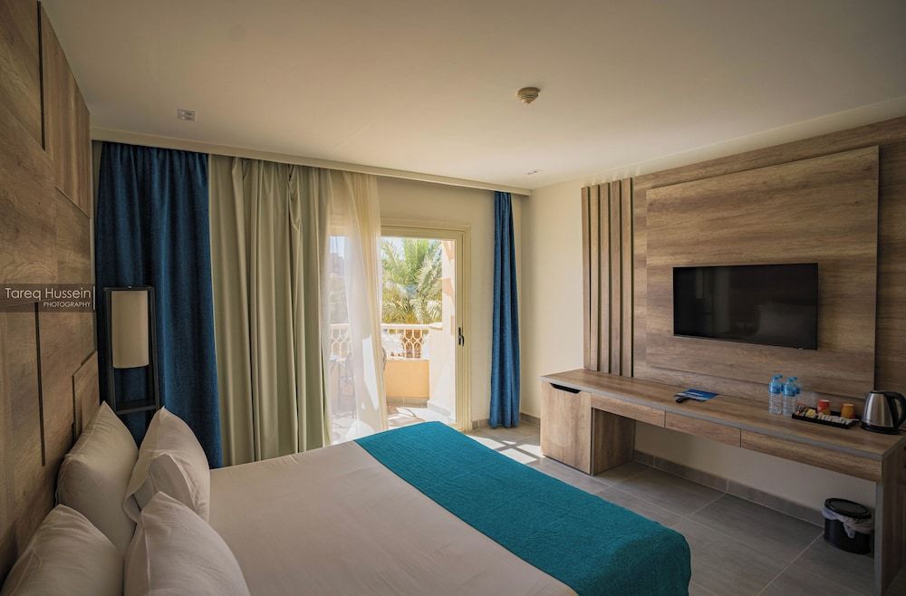 Pyramisa Beach Resort, Hurghada - Sahl Hasheesh Deluxe Pool or Side Sea View 2