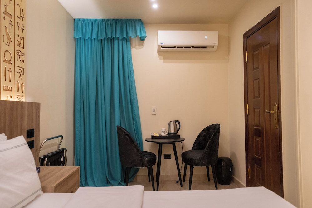 Great Pyramid Inn Standard Double or Twin Room with window 6