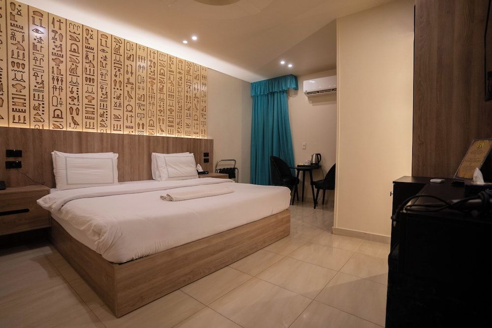 Great Pyramid Inn Standard Double or Twin Room with window