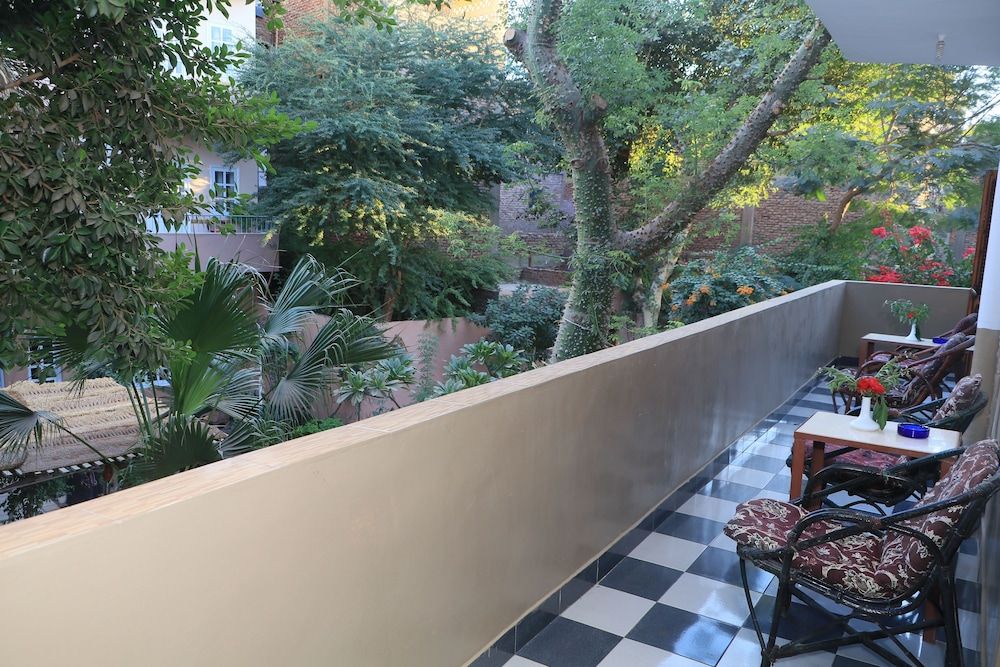 Amon Hotel Deluxe Single Room, Garden View 9