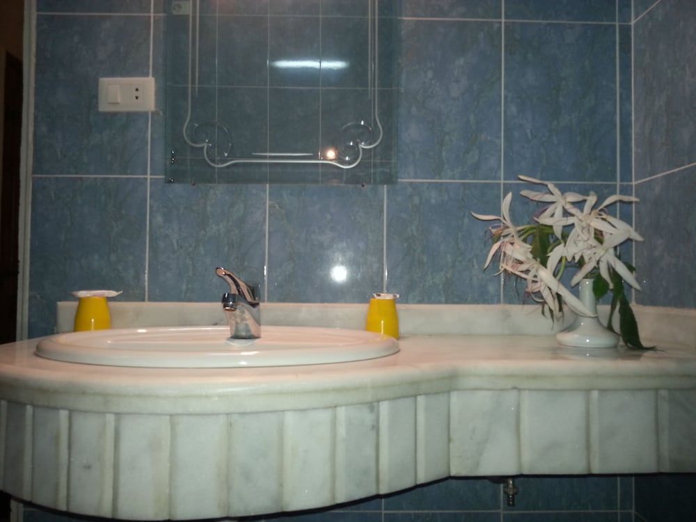 Amon Hotel Room (Deluxe Family Room, Garden View) 5