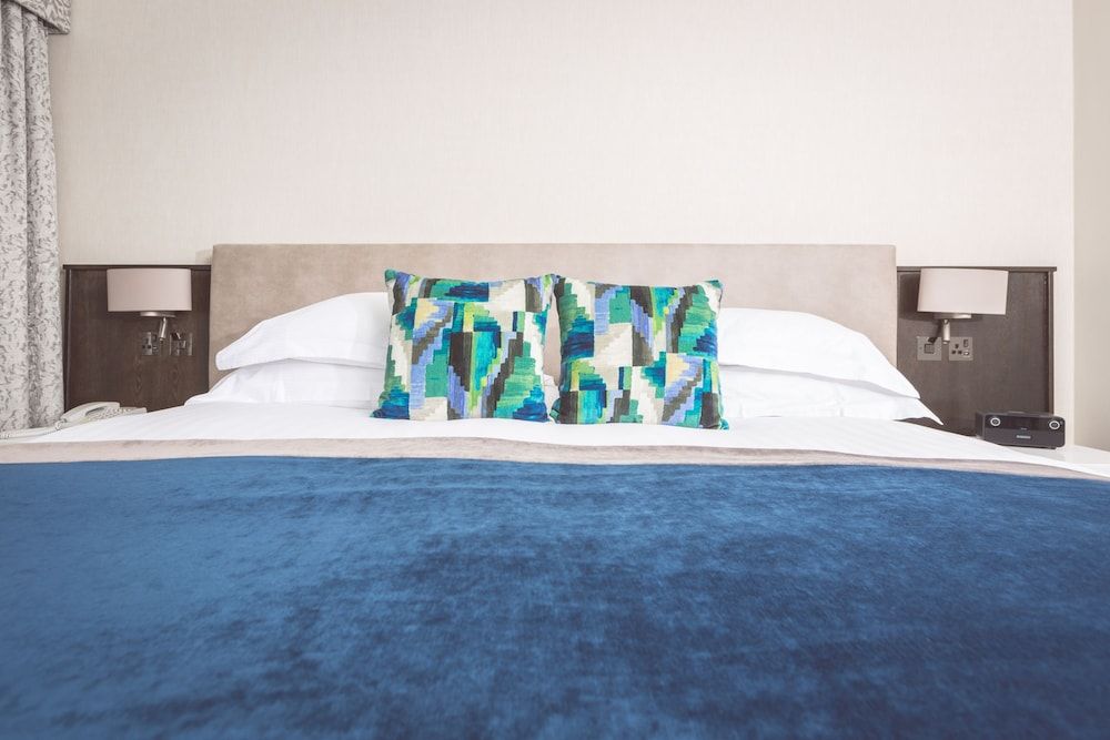 Stormont Hotel Superior Twin Room 7