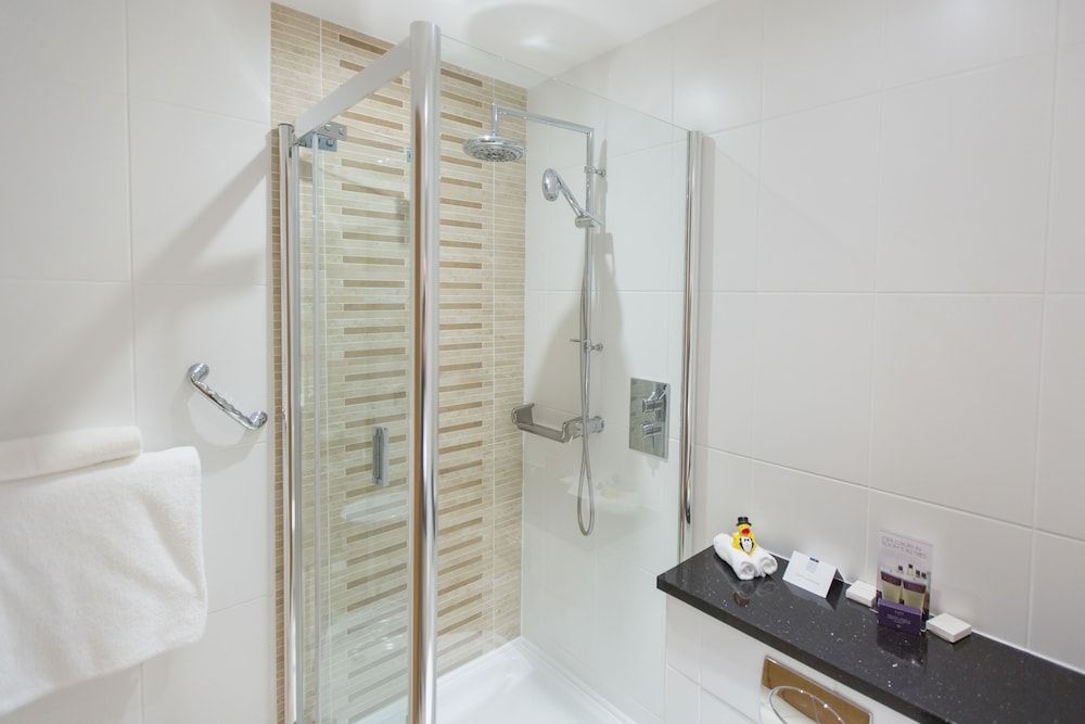 Stormont Hotel Superior Twin Room 9