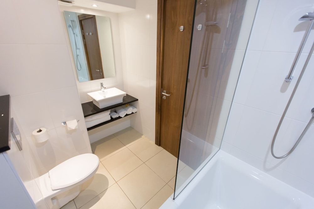 Stormont Hotel Superior Twin Room 8