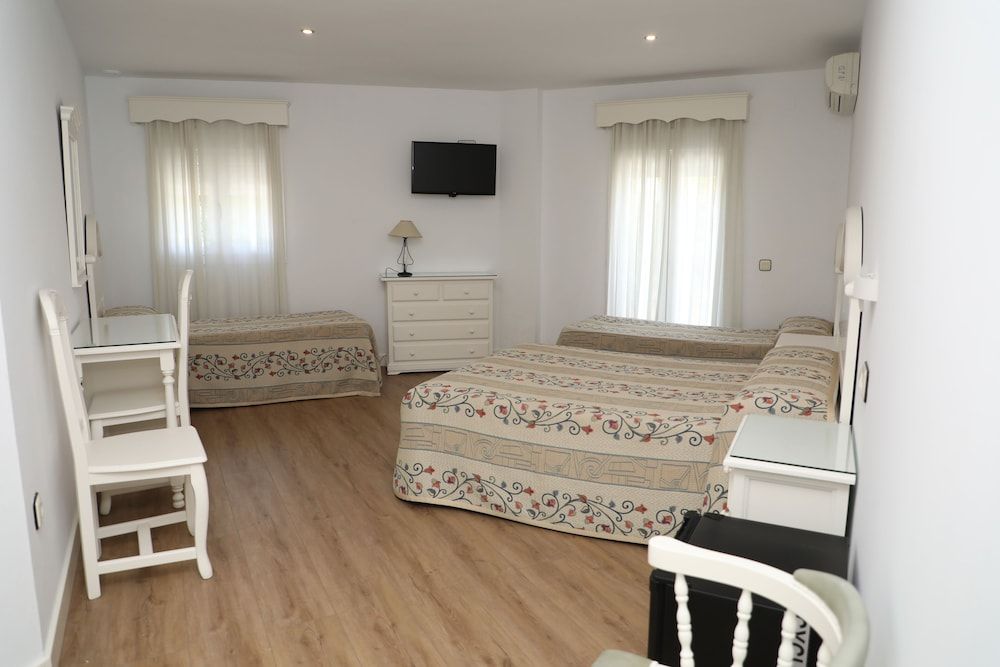 Hostal La Janda Triple Room 4