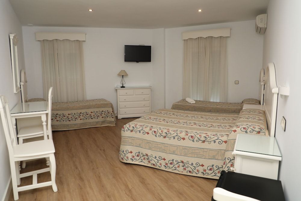 Hostal La Janda Triple Room 3