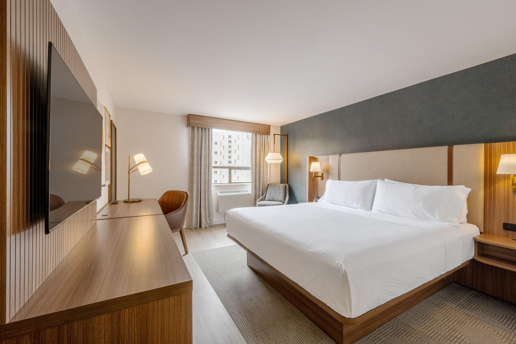 1 King Standard Mobility Accessible Tub