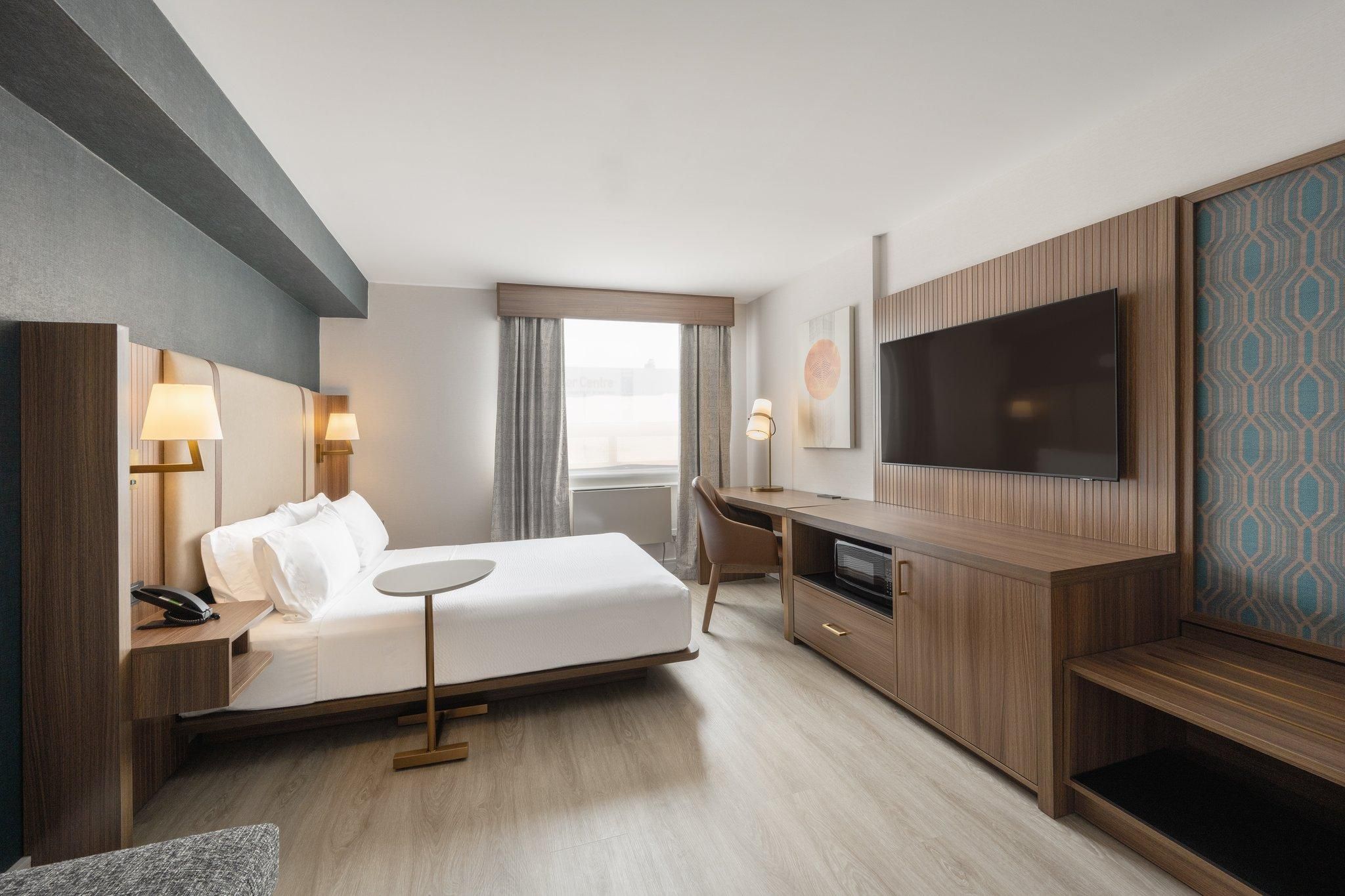 1 King Standard Mobility Accessible Tub