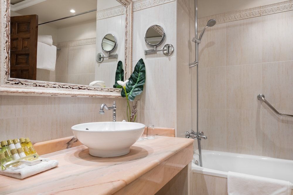 Eurostars Los Agustinos Triple Room 7